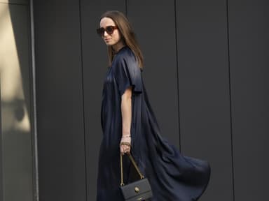 Frau mit schwarzem Maxikleid