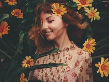 Frau steht zwischen Blumen