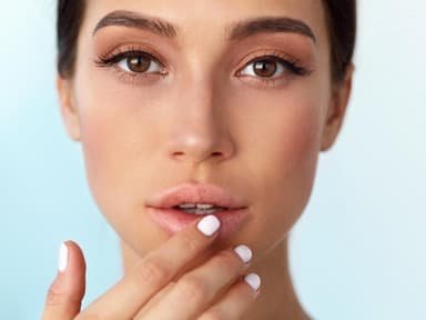 Frau mit langen und schönen Wimpern