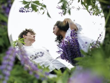 Pärchen auf Blumenwiese