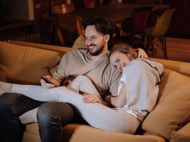 Frau und Mann auf einem Sofa