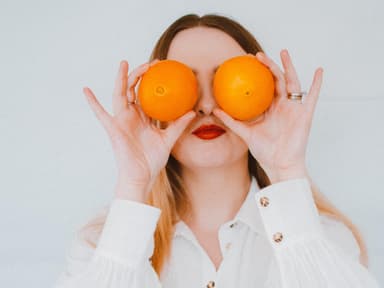 Frau mit Orangen vor den Augen