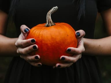 Frau mit Kürbis in der Hand