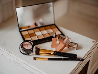 Make-up und Schminke auf dem Tisch 