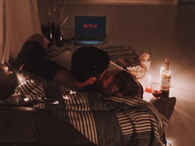 Pärchen auf Sofa beim Netflix Schauen