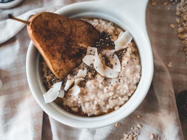 Porridge in einer weißen Porzellanschale