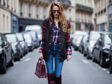 Bloggerin trägt Skinny Jeans mit kniehohen Stiefel