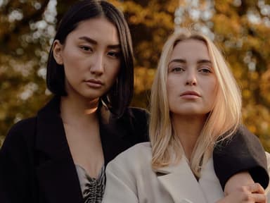 Warum ihr einen Widder im Leben braucht Zwei Frauen umarmen sich