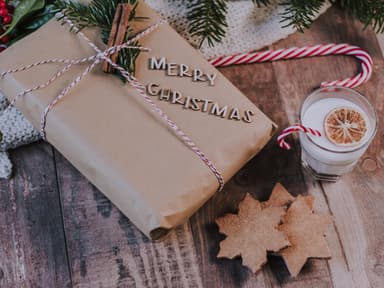 Weihnachtsgeschenk mit Getränk daneben