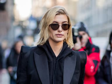 Hailey Bieber in schwarzem Blazer