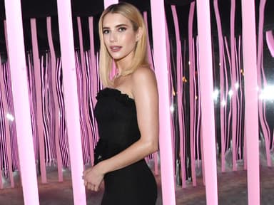 Emma Roberts im schwarzen Kleid