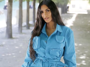KimKardashian im blauen Kleid