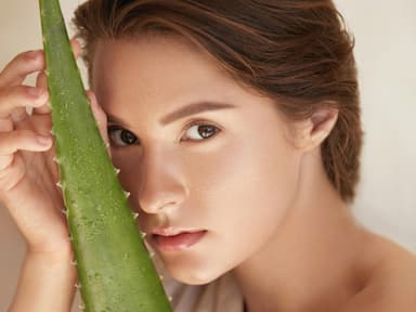 Frau mit Aloe Vera Pflanze in der Hand