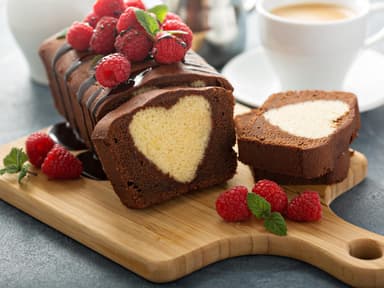 Schokoladenkuchen mit hellem Herz innen