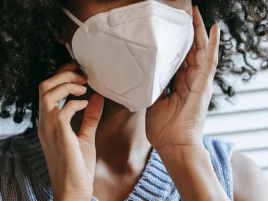 Frau traegt FFP2-Maske