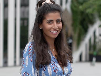Eva Benetatou im Sommer-Outfit 