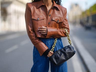 Schwarze Handtasche mit goldener Tragekette