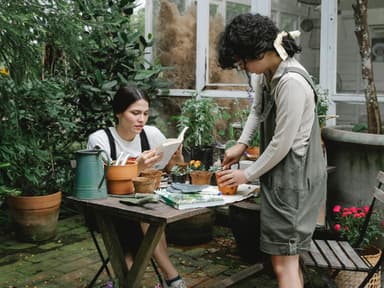 Garten Fehler: Zwei Frauen arbeiten im Garten