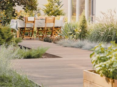 Gartentrends 2021: Garten mit Stühlen und Tisch