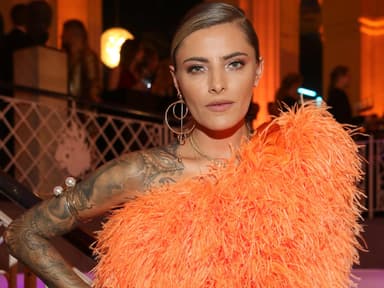 Sophia Thomalla im Federkleid 