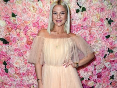 Valentina Pahde vor Rosenwand