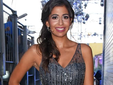 Eva Benetatou im Kleid 