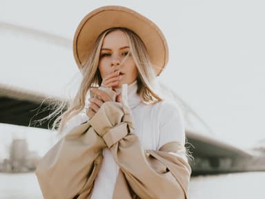Horoskop: Frau mit Hut in Beige