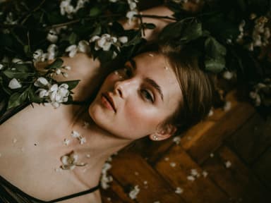 Horoskop Thema: Frau liegt auf Blumen