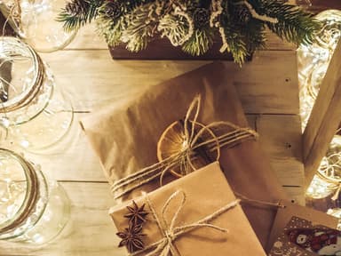 Weihnachtsgeschenke braunes Papier