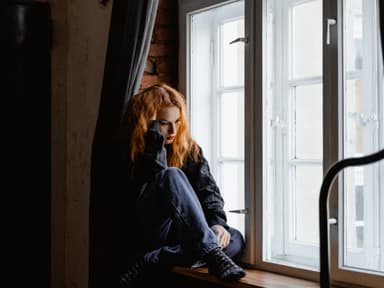 Eine Frau trauert