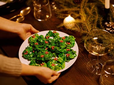Veganes Weihnachtsessen am Tisch