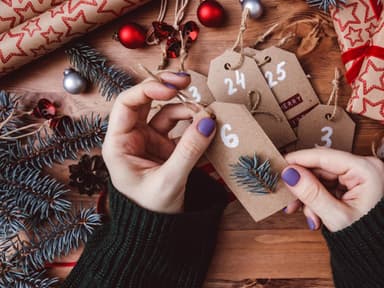 Frau bastelt Adventskalender
