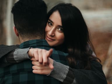 Horoskop Thema: Frau und Mann umarmen sich