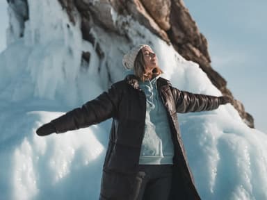 Winterreisen: Frau im Schnee