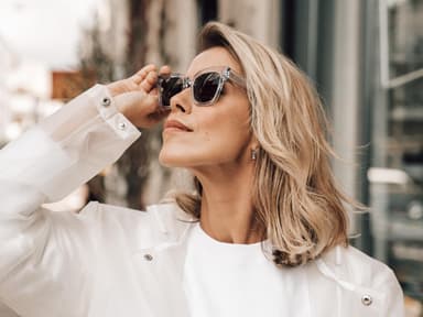Horoskop: Frau mit Sonnenbrille