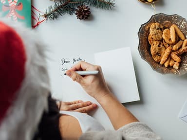 Frau schreibt eine Weihnachtskarte