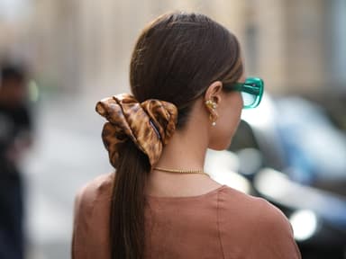 Pferdeschwanz mit großem Scrunchie