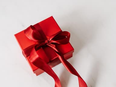 Geschenk mit roter Schleife