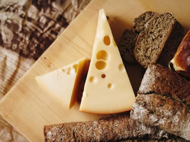 Käse und Brot auf Brett