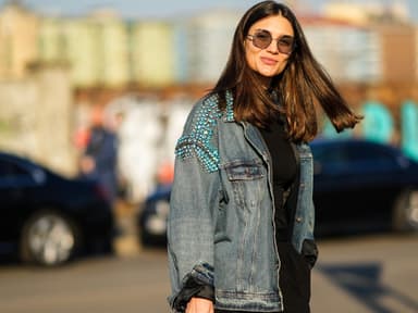 Frau trägt Jeansjacke