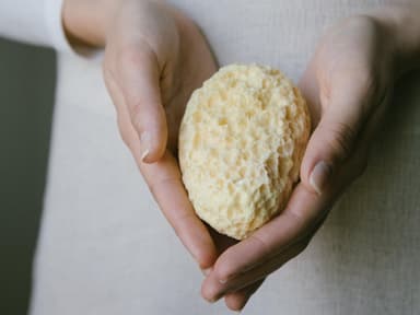Menstruationsschwamm in Hand