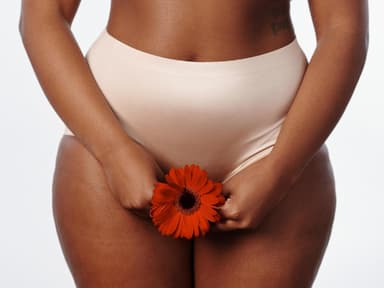 Frau mit Blume vor Vagine