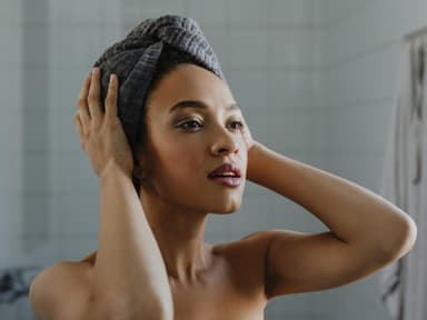 Frau mit Schlafhaube