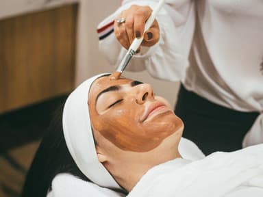 Gesicht Ausreinigung mit Maske