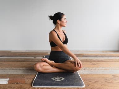 Frau macht Yoga