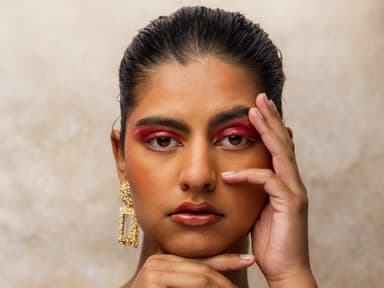 Frau mit Henna Brows