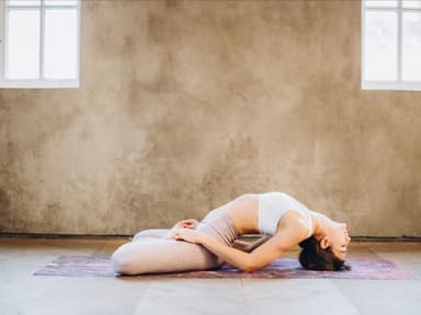 Frau macht Kundalini Yoga