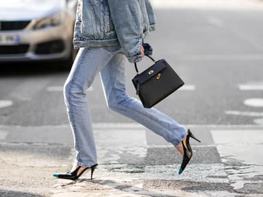 Streetstyle Frau trägt Jeans