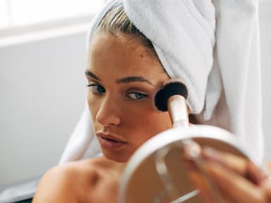 Frau trägt Foundation auf Frau trägt Foundation auf