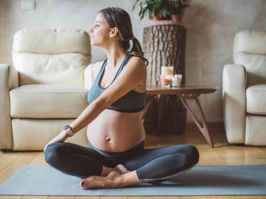Schwangere macht Yoga